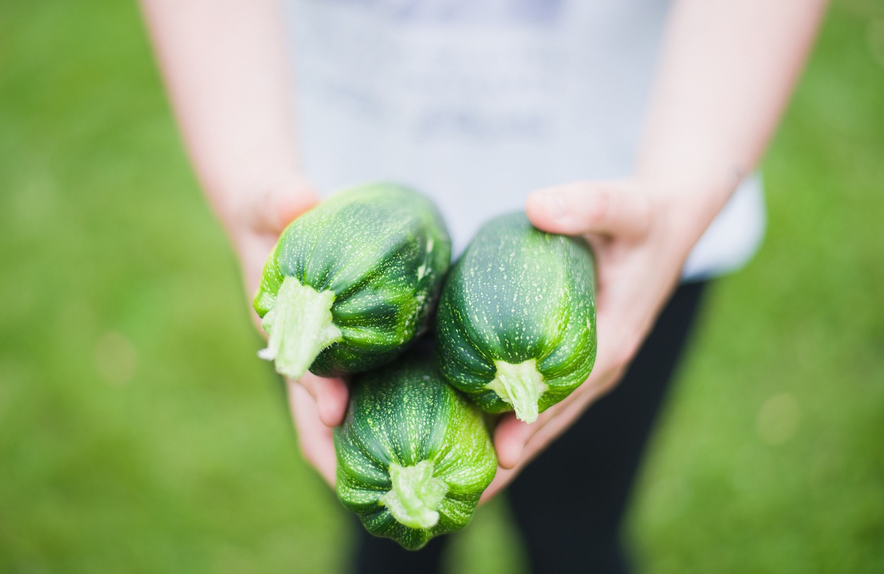 Przepisy na domowe przetwory: Wykorzystaj sezonowe owoce i warzywa