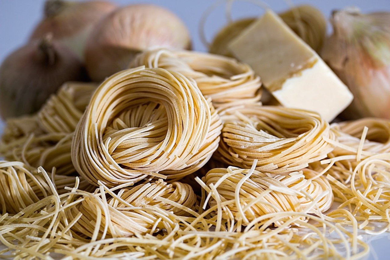 Przepisy na dania z makaronu: Odkryj różnorodność kształtów i sosów