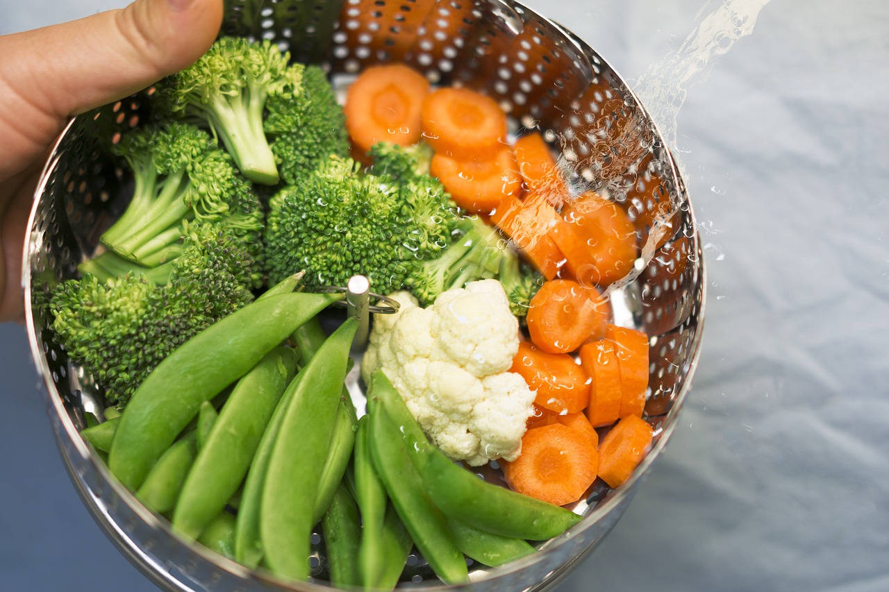 Świeże wegetariańskie sałatki: 5 przepisów na letnie dania